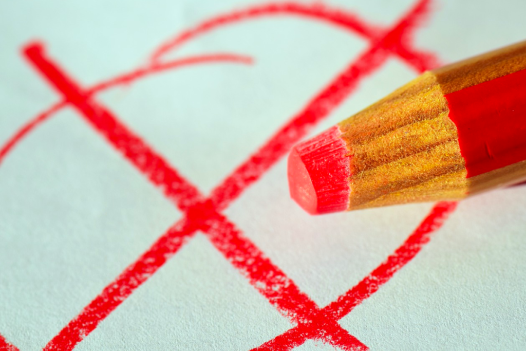 チェックする赤いペン